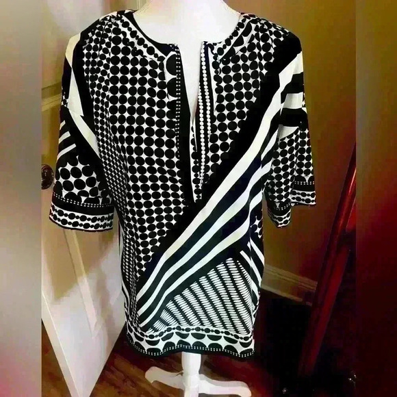 Liz Claiborne small (oversized) blouse. NWOT. Excellent condition. Wrinkle free - Picture 4 of 10
